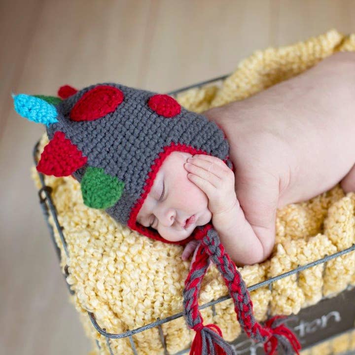 Chapeau cadeau à la main en crochet de dinosaure multicolore pour la vente par The Daisy Baby LLC