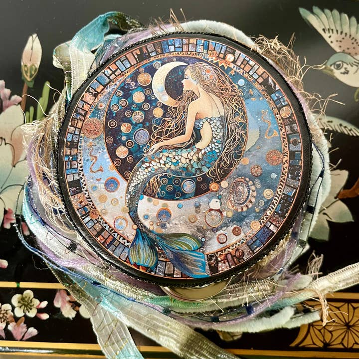 Bodhi Leaf Market – wholesale Dimensionell/3D-väggkonst – Moonchanted Mermaid väggaccent, tamburin och band, Bodhi-gåvor