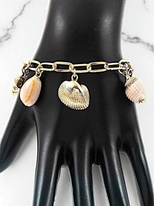 BRACELET CHAÎNE À CHARMS MULTICOQUES pour la vente par Andrea Bijoux