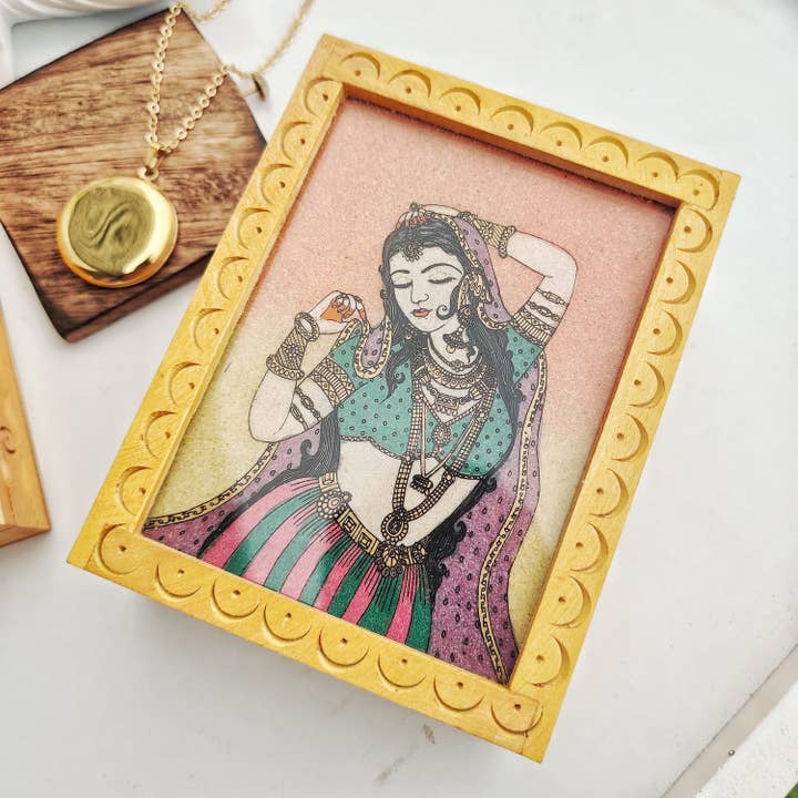 Scatola portagioie indiana intagliata a mano in legno con ballerina vintage. per la vendita all'ingrosso da parte di The Colourful Aura