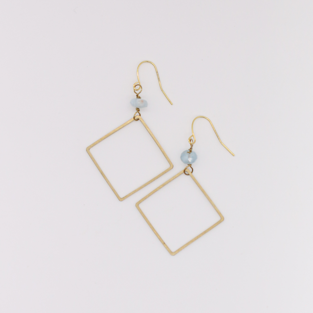 Seeds – Großhandel Ohrhänger – Julia-Ohrringe | Quadratische Anhänger aus Messing, echte Steinperlen8