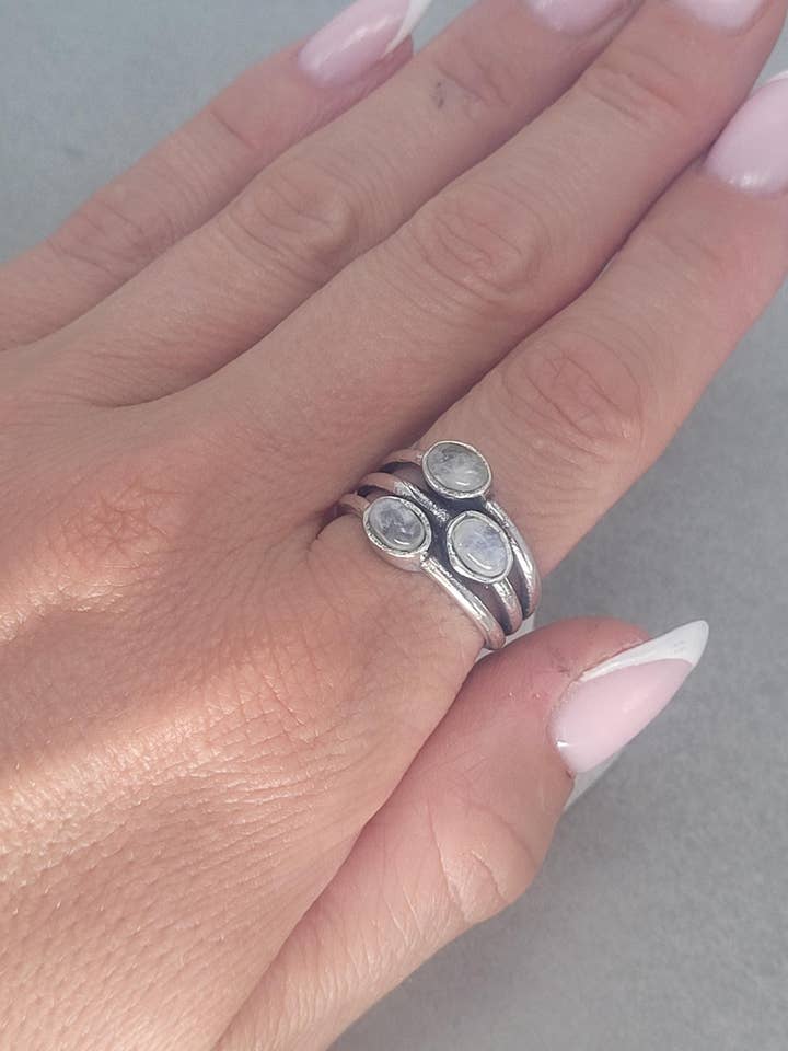 Silver Multi Stone Statement Ring: Elegant etniskt smycke för wholesale av Laboheme