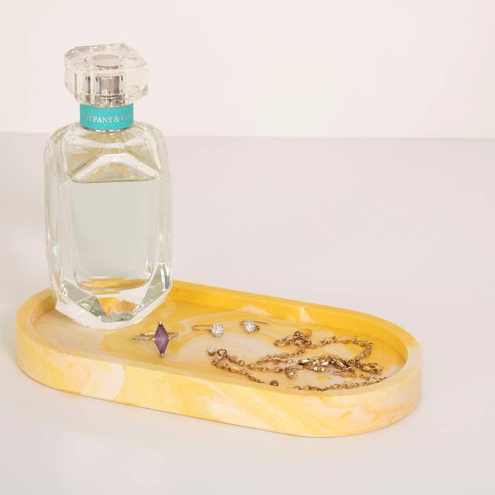 Ovaal dienblad van Jesmoniet in geel en wit gemarmerd voor wholesale door Lunar Living