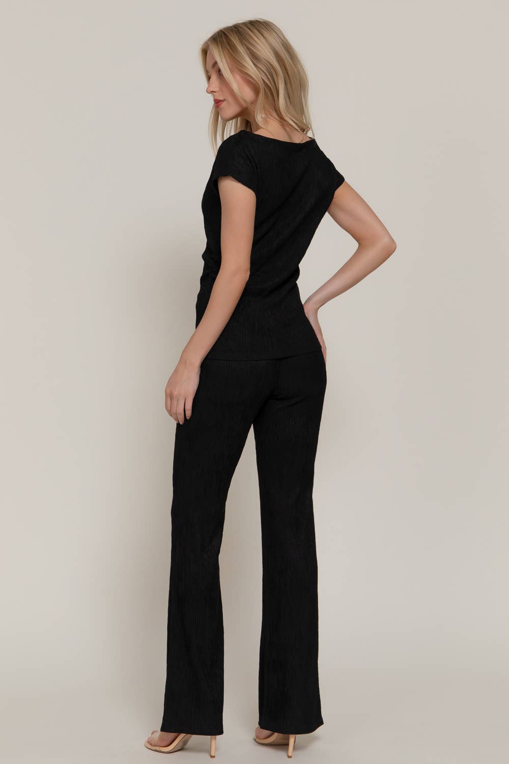 Active Basic | Active USA - Vendita all'ingrosso Completo top e pantaloni (NON loungewear) - Donna - Completo con Top a Manica Corta Dolman e Pantaloni Lunghi Svasati a Increspature Ondulate9