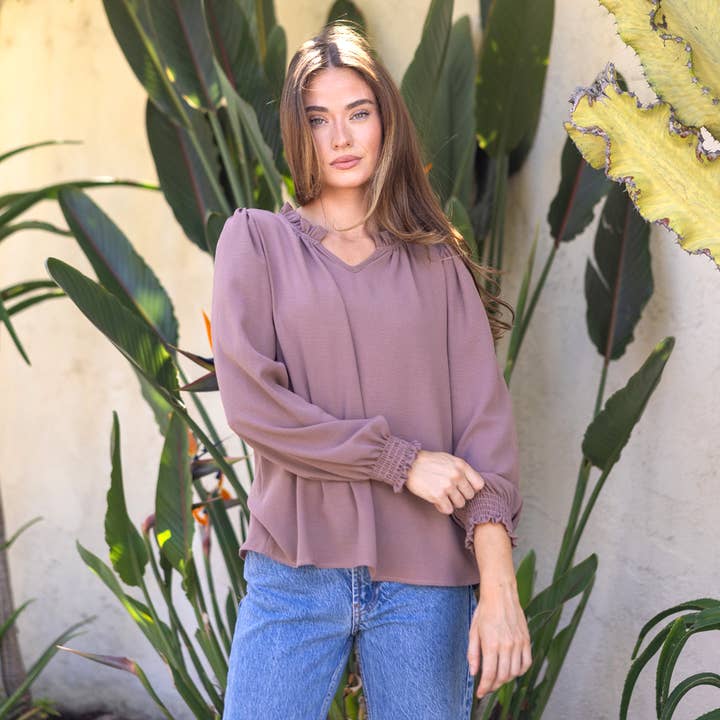 Bluse med fast tekstur og flæse-V-udskæring – Smockede manchetter, lang for engroshandel hos Les Amis