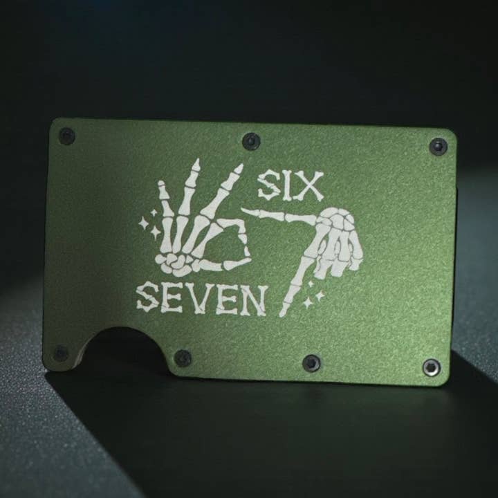 Cartera Metálica Minimalista – Cartera Grabada con Mano Esquelética “Seis Siete” | 67 | Portatarjetas Delgado con Bloqueo RFID | Cartera Táctica para Hombres | Regalo EDC para venta al por mayor de Redneckbougie Co