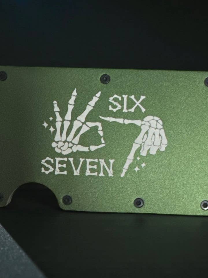 Cartera Metálica Minimalista – Cartera Grabada con Mano Esquelética “Seis Siete” | 67 | Portatarjetas Delgado con Bloqueo RFID | Cartera Táctica para Hombres | Regalo EDC para venta al por mayor de Redneckbougie Co