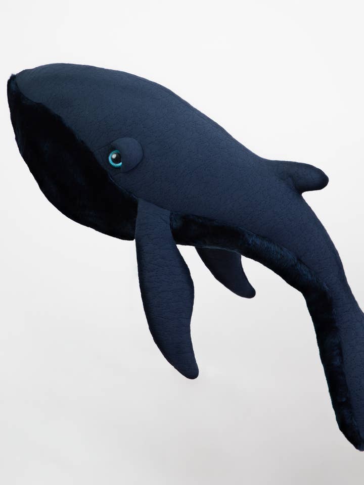 Animal en peluche The Whale Big Night pour la vente par BigStuffed
