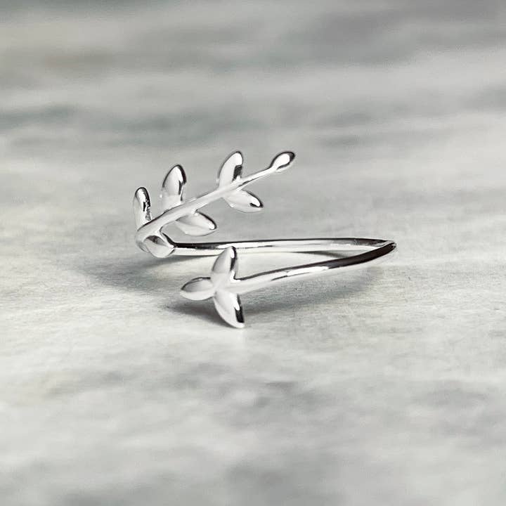 Blueyejewelry – Großhandel Band/Stapelring – Olivenblattring — Wickelring aus Sterlingsilber mit Olivenzweigen 5