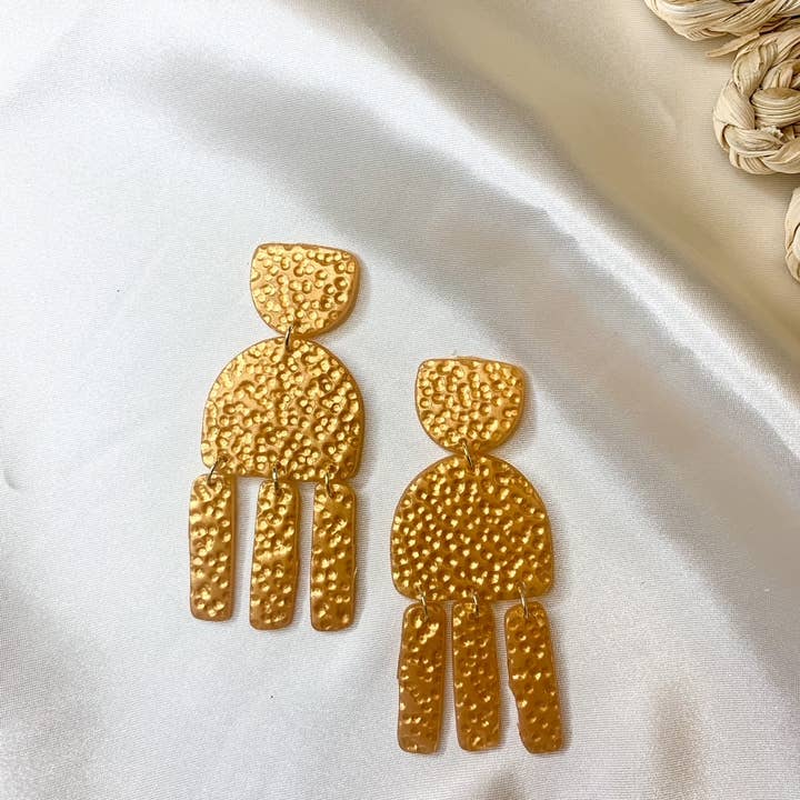 Roots & Home – wholesale Hängande örhängen – Hamrad metall | Handgjorda Polymer Clay Örhängen3