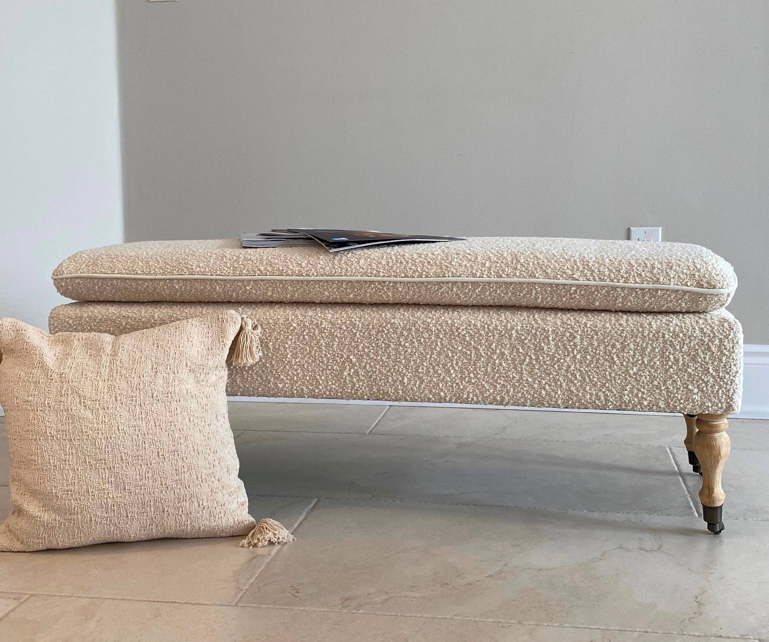 Seat4uhome - Venta al por mayor Bancos - Banco otomano Rovigo tapizado en tela boucle de 48 pulgadas con la parte superior acolchada2