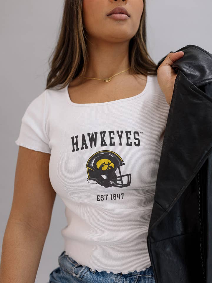 Universität von Iowa: Hawkeyes Helm Baby T-Shirt für den Großhandel von Girl Tribe Co
