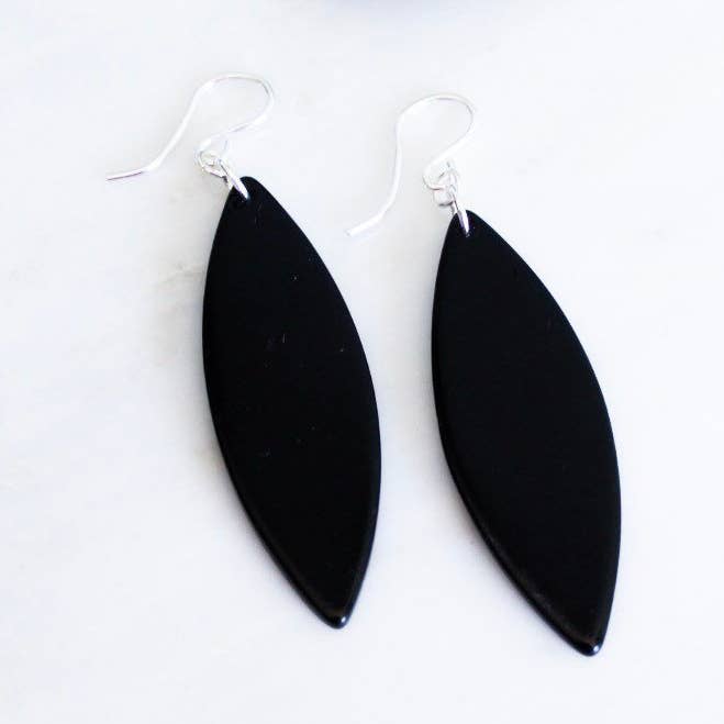 Brincos pendentes de pétala preta, jóias de vitral por atacado de Shattered Hues