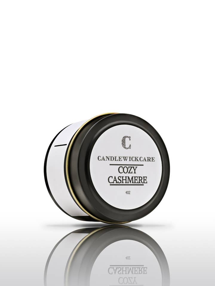 Bougie parfumée CandlewickCare Cosy Cashmere dans un bocal en verre 4 oz pour la vente par CANDLEWICKCARE