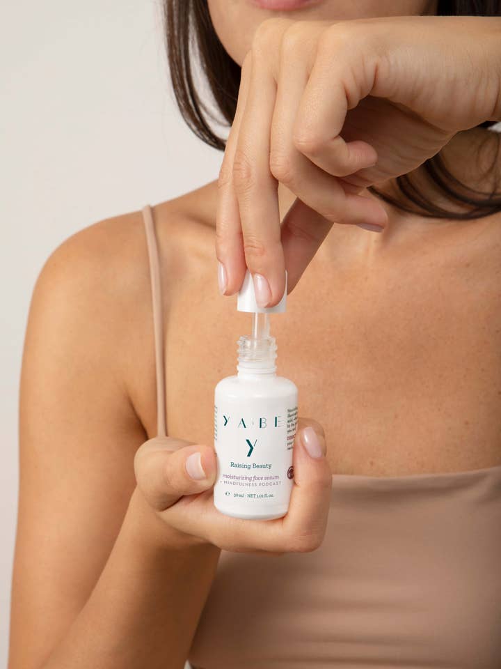 Y - Gezichtsserum van Raising Beauty met hyaluronzuur voor wholesale door YA.BE