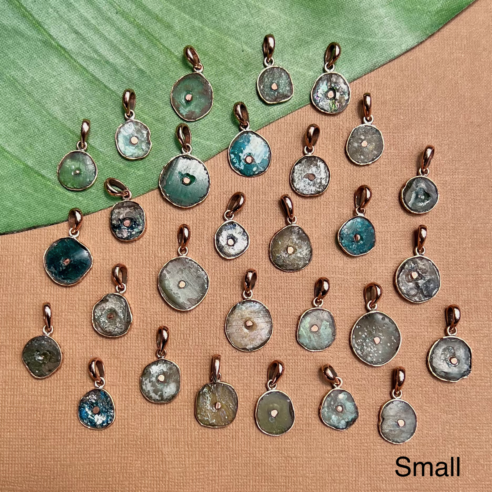 Bead Goes On - Vente Perle - Pendentifs en verre romain de la Route de la Soie ronds montés en cuivre0