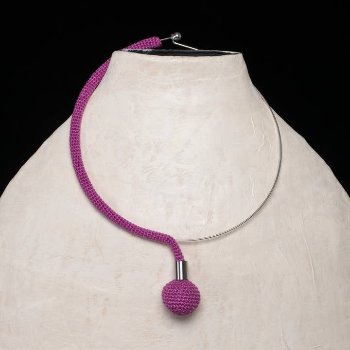 Stel krage med hänge i virkat bomull för wholesale av Loom Design