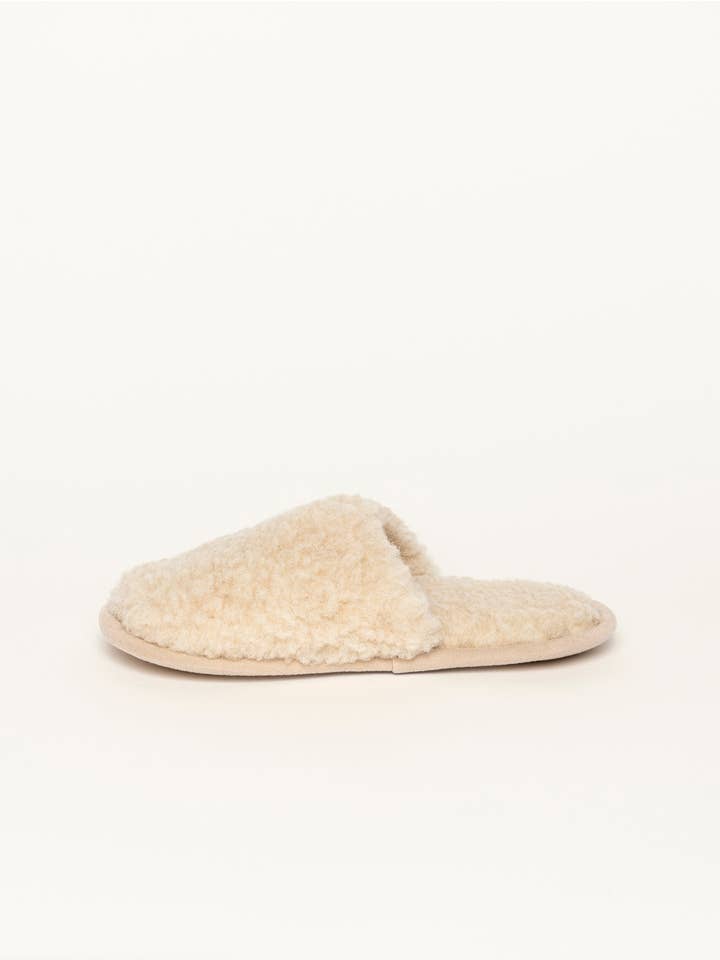 Lockenwolle Hausschuh in Beige for wholesale on Faire2