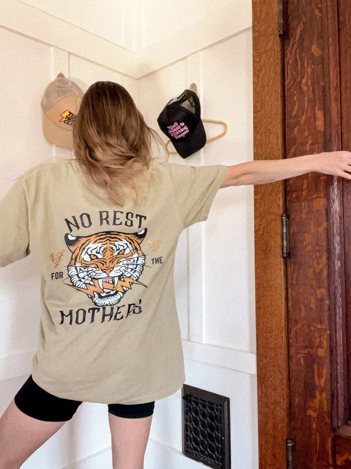 Camicia No Rest for the Mother's, Camicia oversize da mamma, Camicia Tired as A Mother, Idee regalo per la festa della mamma, Camicia per la festa della mamma da bambini, retrò per la vendita all'ingrosso da parte di Little Mama Made It