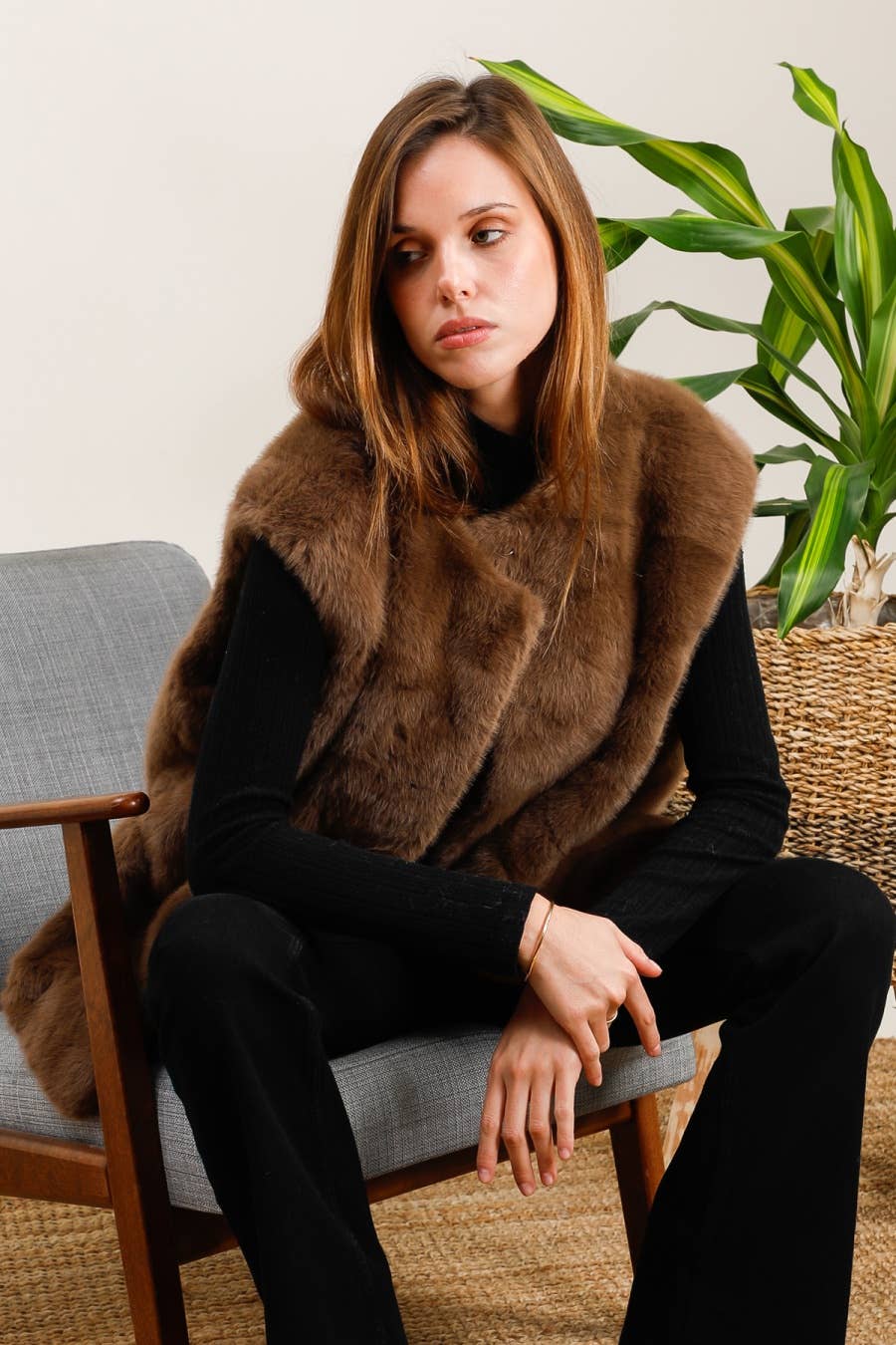 MOOYA - Wholesale Outerwear Vest - Women's - Oversized sleeveless faux fur vest - DD0051