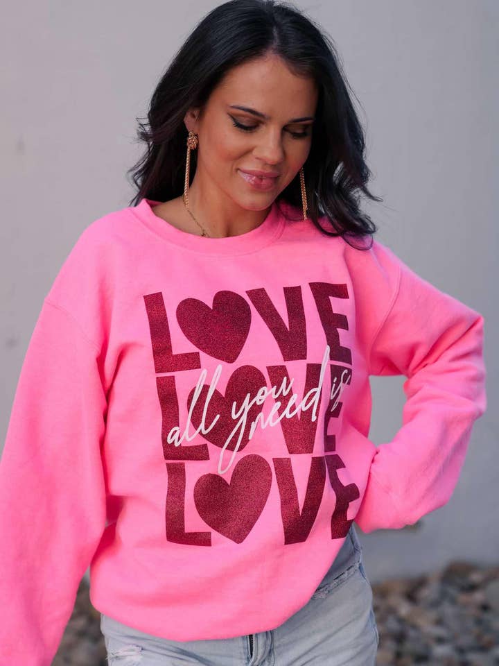Liebe ist alles, was du brauchst | Glitzer | Knallpink | Sweatshirt für den Großhandel von Small Town Society Apparel Co.