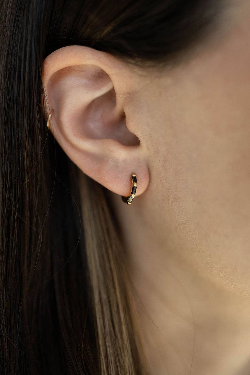 The Land of Salt - Venta al por mayor Pendientes de aro pequeños - Aros tipo baguette Huggie con circonita cúbica negra en dorado1