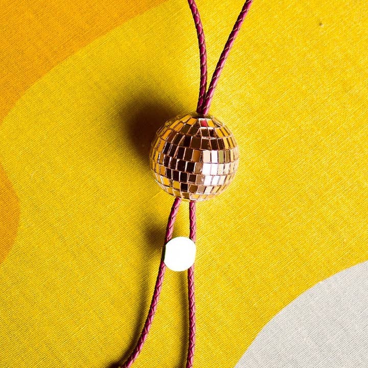 Abstruselike – Engroshandel Vævet halskæde – Disco Cowgirl - Bolo slips