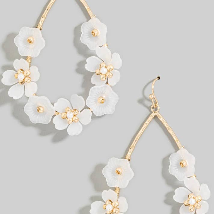 Orecchini pendenti con fiori smerigliati e gocce di perla per la vendita all'ingrosso da parte di Lilac and Rose