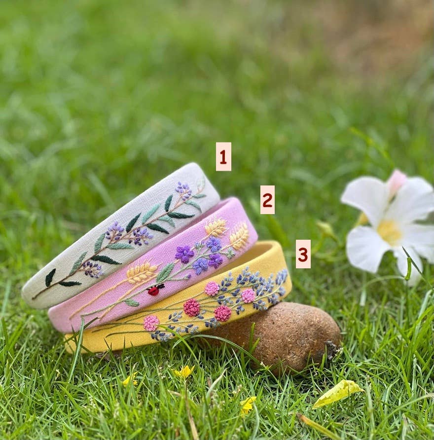 Quince Fables – Großhandel Fashion-Stirnband – Damen – Frühlingshafte bestickte Blumenstirnband, Callie Kollektion✅4