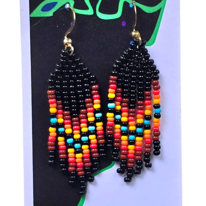 Håndlavede øreringe med naturdesign af perler - lavet af peruviansk Amazonas-kunsthåndværker for engroshandel hos Amazon Ecology