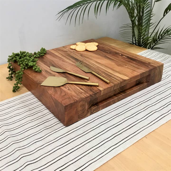India Handicrafts Inc – Tábua de cortar por atacado – Tábua de Corte Quadrada de Madeira de Acácia com Alças Recortadas8