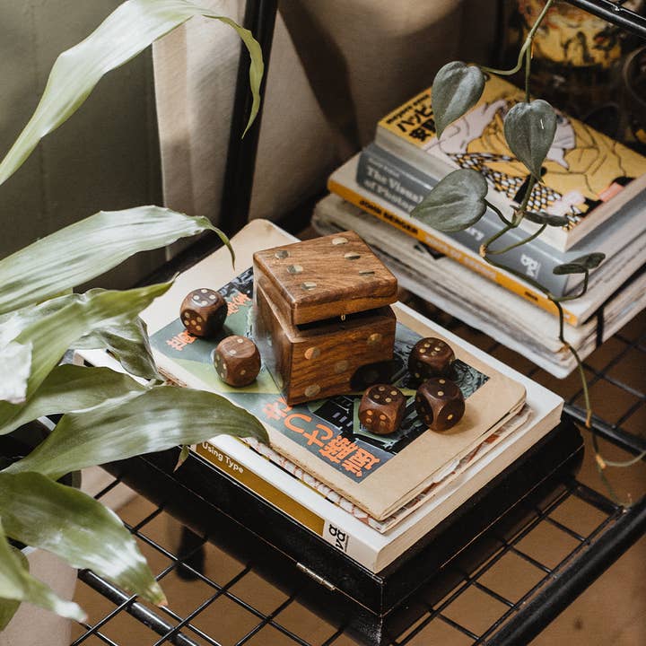 Matr Boomie Fair Trade - Vente Dé - Coffret de 5 dés en bois sculpté à la main2