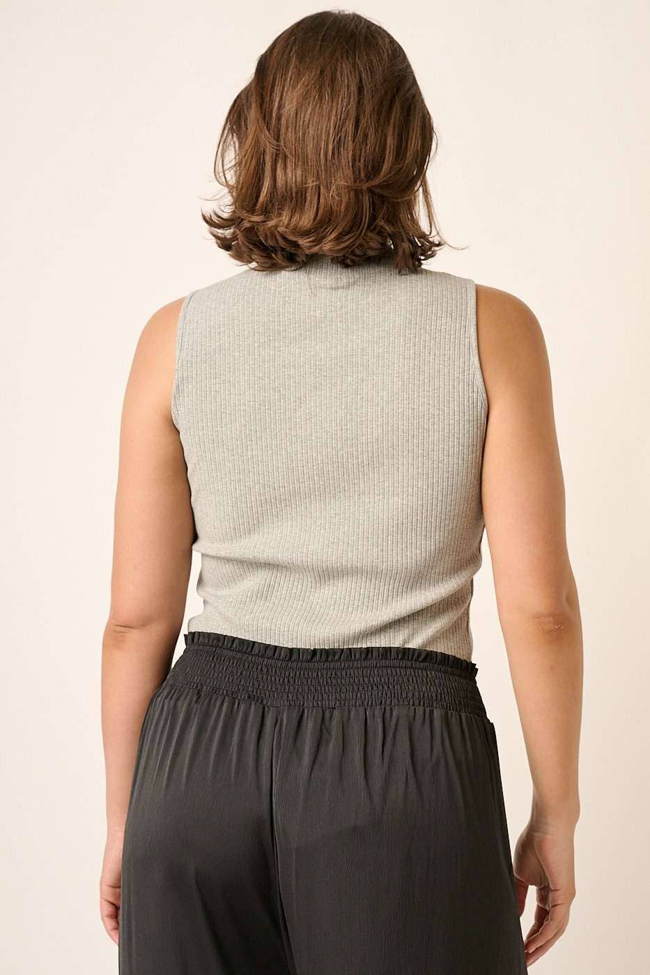 mittoshop – Großhandel Strickoberteil – Damen – J14529PL - PLUS ÄRMELLOSES TOP AUS RIPPSTRICK MIT SCHNITTKANTE UND STEHKRAGEN13