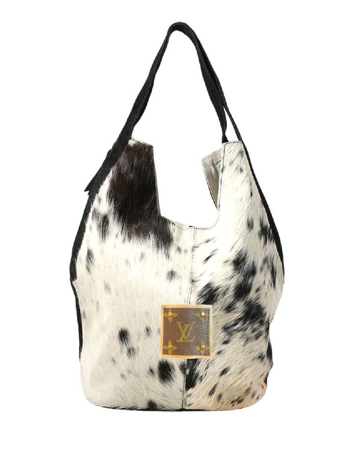 Upcycled kalfsvacht zwart-wit koeienprint shopper. voor wholesale door Embellish Your Life