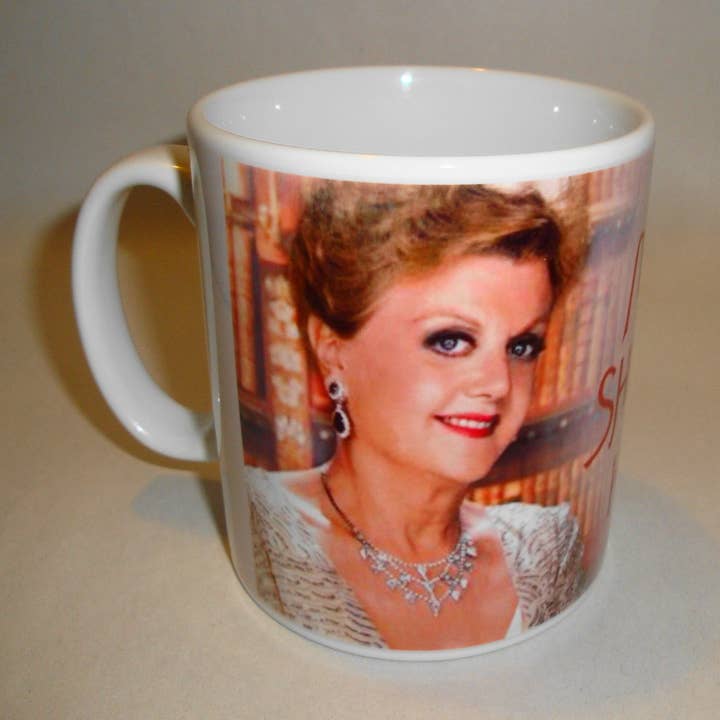 Mord Hon skrev Angela Lansbury Elegant 1 kaffemugg för wholesale av Everyone's a Mug