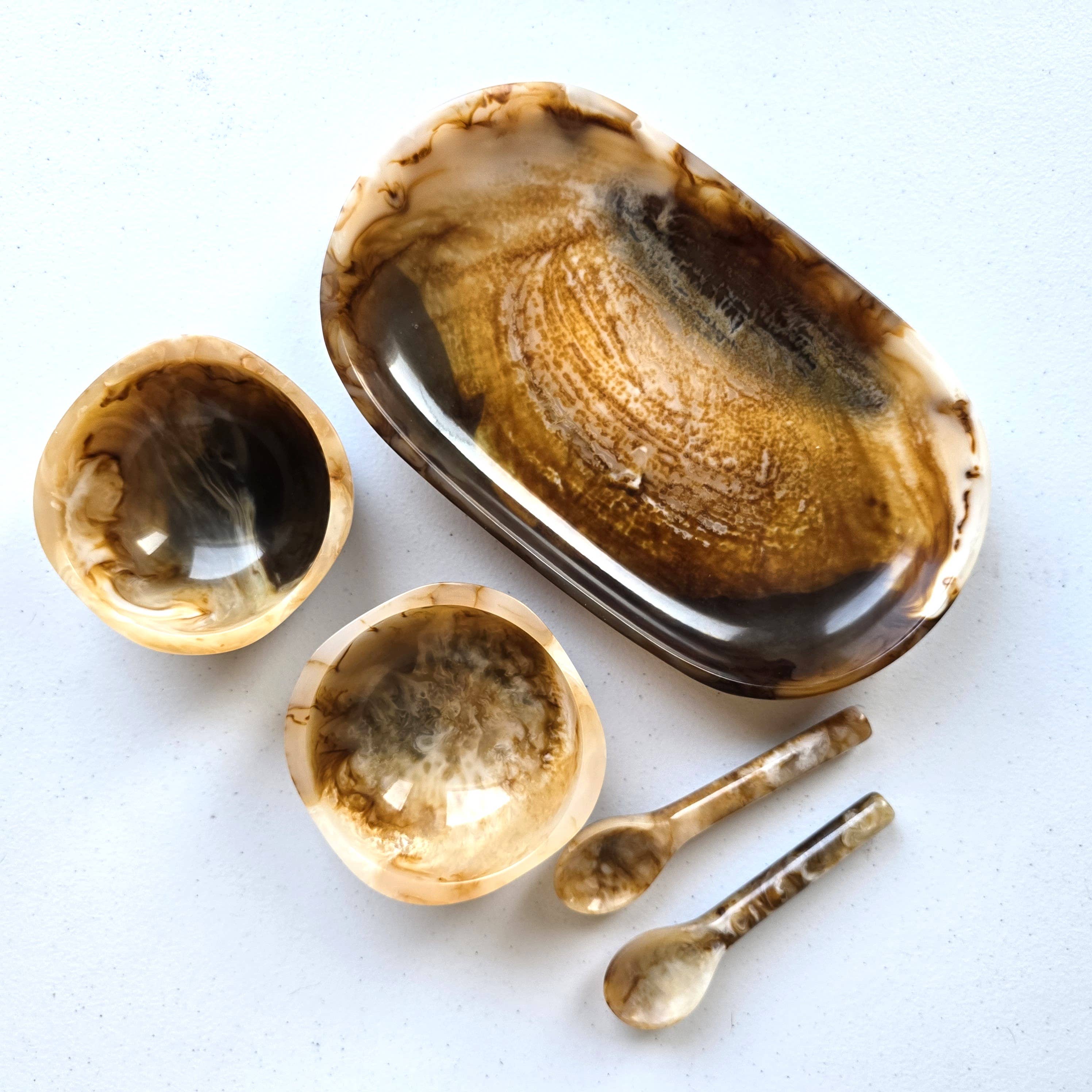 Gibb & Daan – Engroshandel Serveringsbakke – Lille serveringsbakke med 2 skåle og skeer - Håndhældt harpiks52