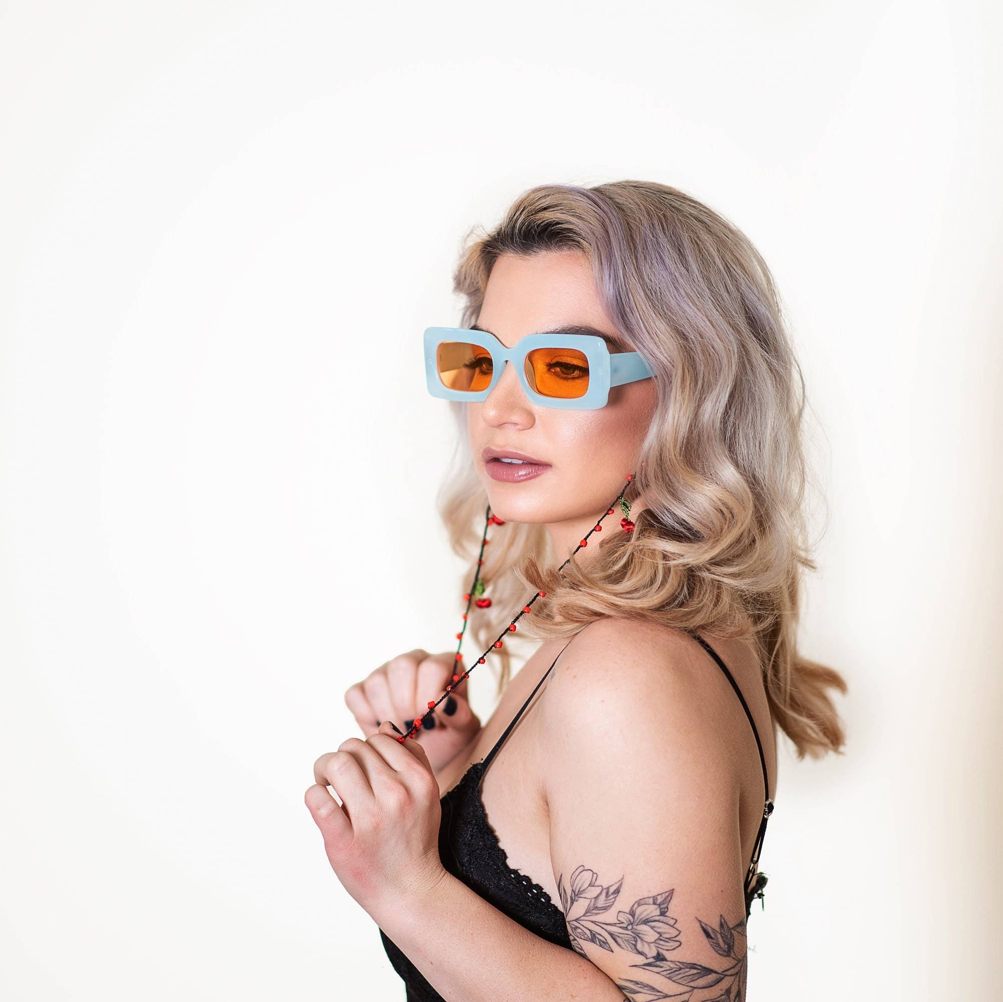 Hemsin Atelier – wholesale Solglasögon-/glasögonrem - Dam – Glasband med röda körsbär i seed beads5