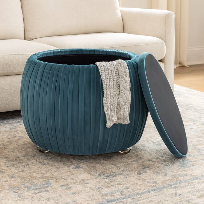 Tabouret de rangement - Bois bleu rond avec siège coussiné, 18 po. pour la vente par Elevarre