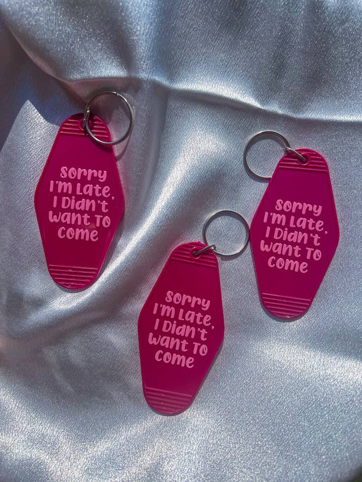 Portachiavi Dark Maroon Scuse I'm Late I Didn't Want To Come Motel per la vendita all'ingrosso da parte di ShopCassiesCrafts