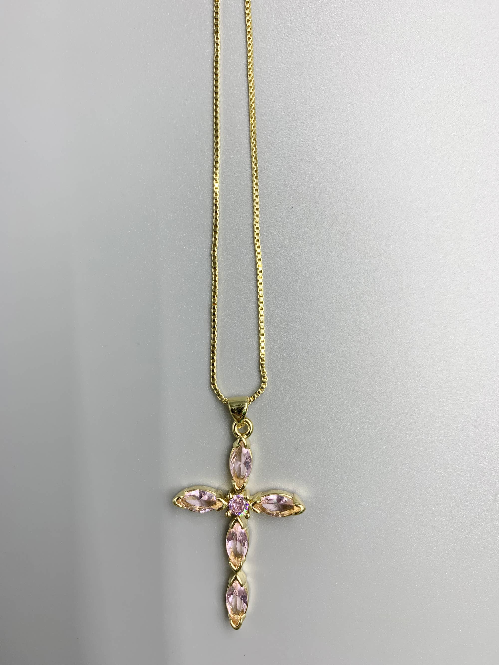 Ole – Großhandel Kette mit Anhänger/Charm – Kreuzanhänger-Halskette mit Zirkonia N47643