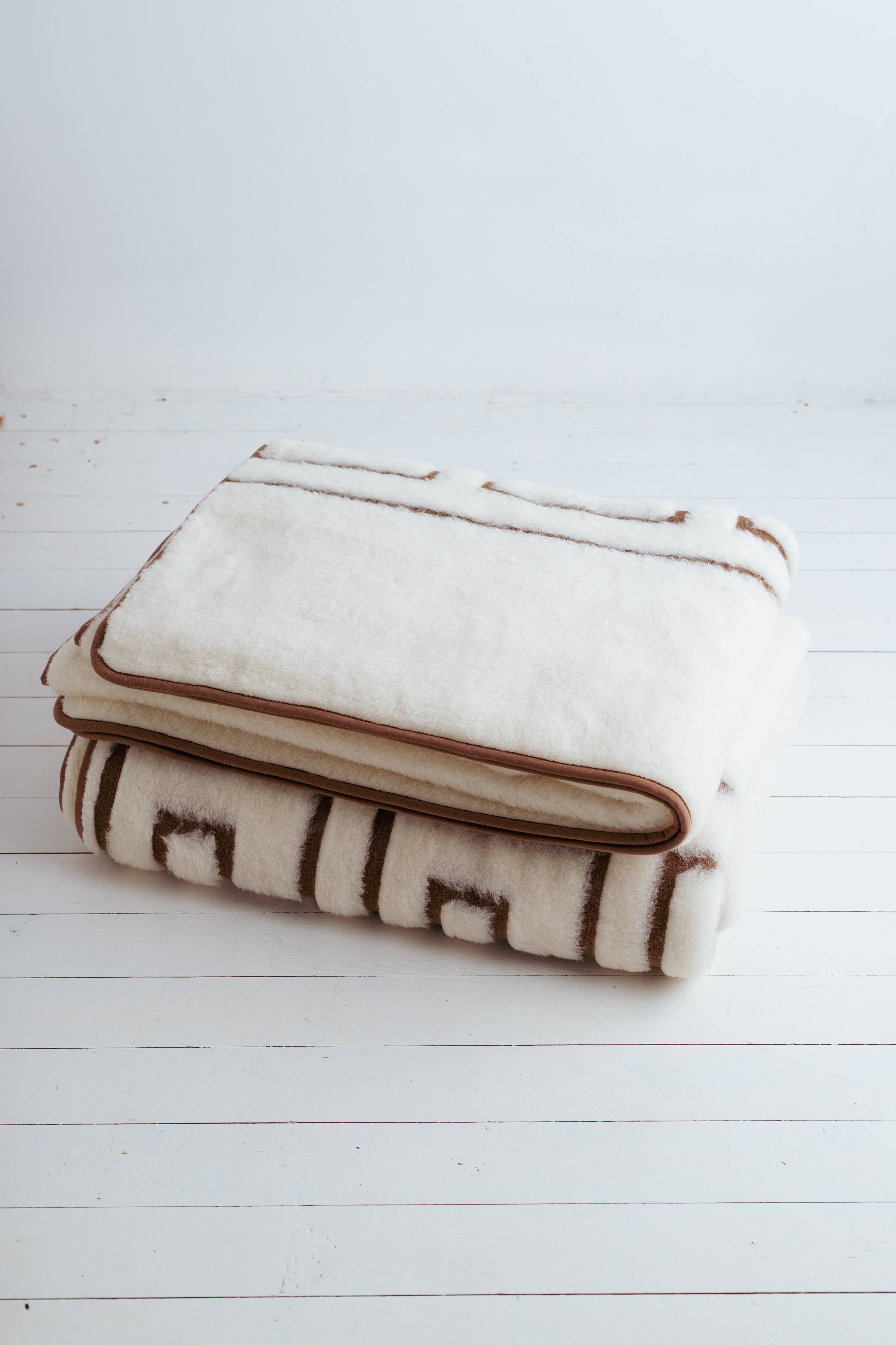 CottoHouse - Wholesale Throw Blanket - Greca Cashmere Blanket / Duvet8