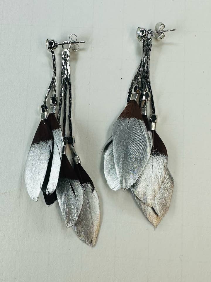 orecchini in argento con piume bagnate per la vendita all'ingrosso da parte di Clemmie Watson