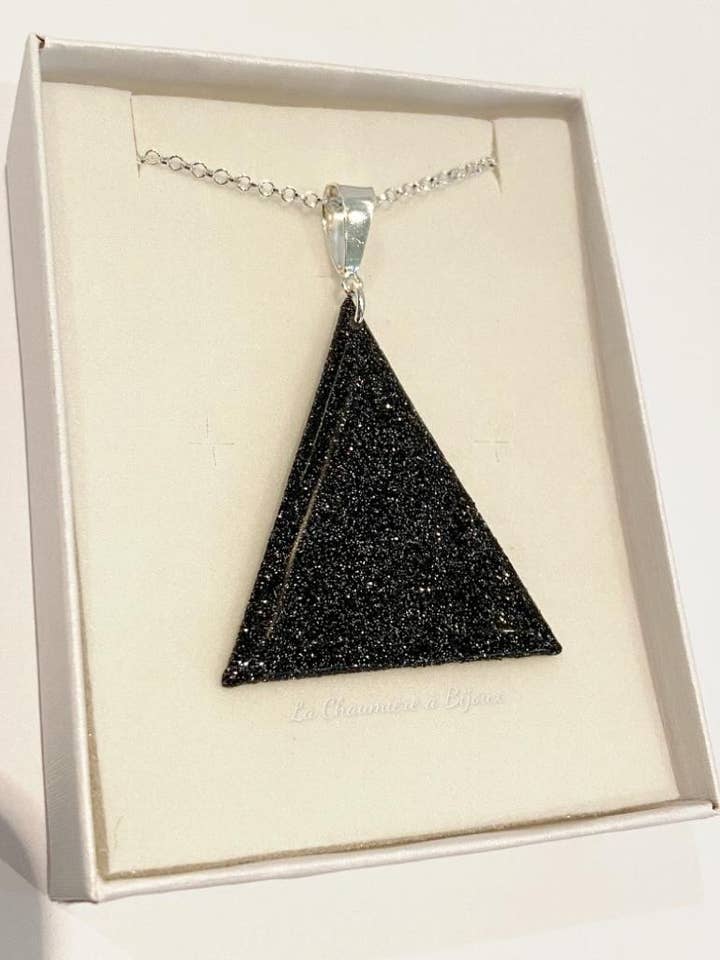 Triangle halskæde - mousserende sort for engroshandel hos La Chaumière à Bijoux
