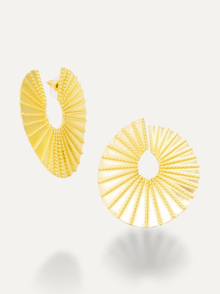 Pendientes Shakti Dorados para venta al por mayor de TIAHRA Jewelry