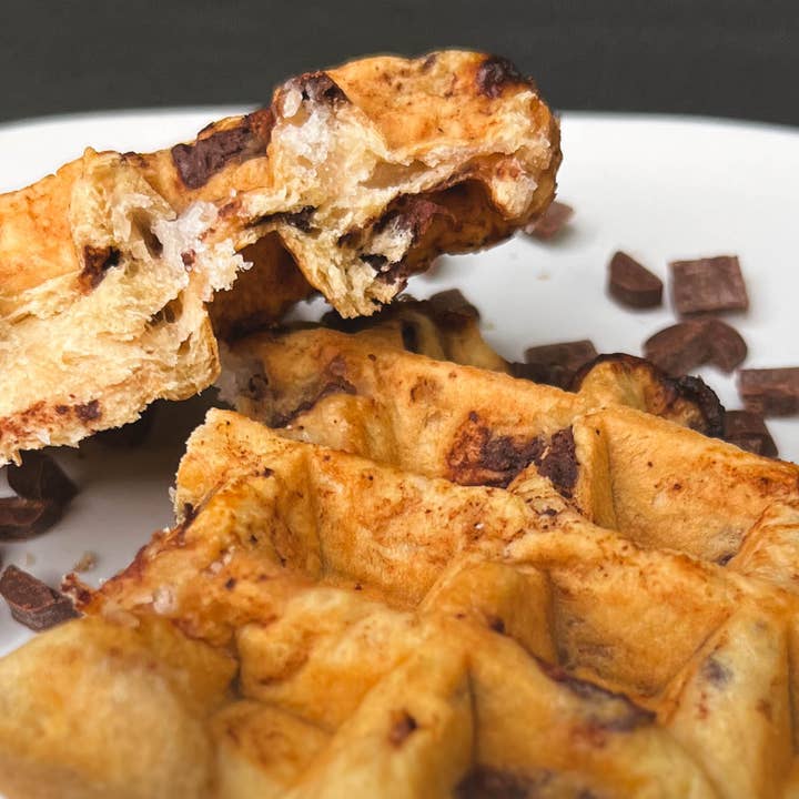 The Runaton Group, Inc. - Wholesale Biscuit - Unique Belgique - 90g Chocolate Chip Belgian Waffle Shipper3