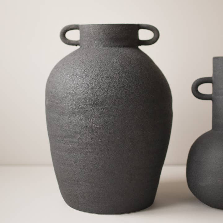 LONG grand vase en céramique noir pour la vente par DBKD