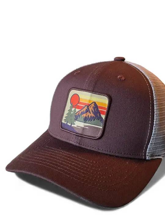 Boné trucker com patch de pôr-do-sol vintage na montanha — presente retro para campismo e caminhadas por atacado de Moove Headwear