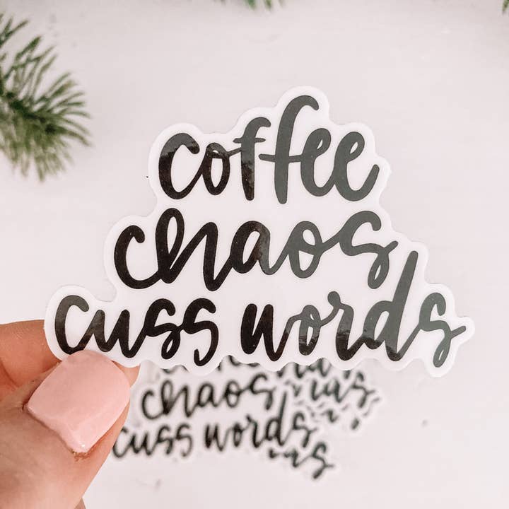 Adesivo con scritta «Coffee Chaos Cuss» per la vendita all'ingrosso da parte di Wild & Precious Boutique