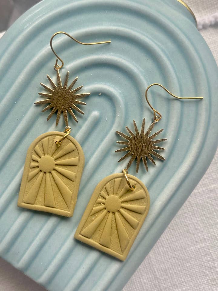 Boucles d'oreilles pendantes Boho Sunrise pour la vente par Terra Made