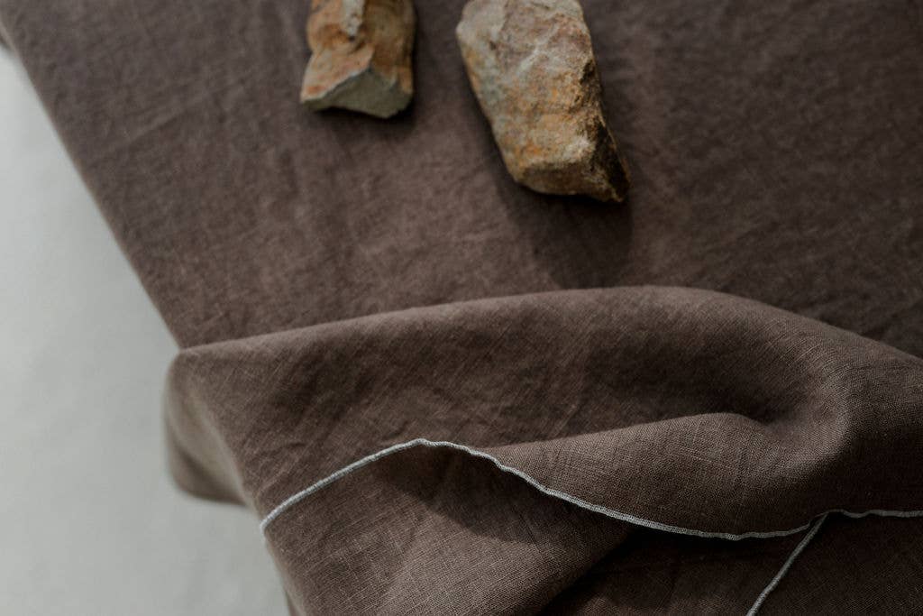 dodesign - Wholesale Tablecloth - Linen Tablecloth with contrast detail Stone Cacao -330x145cm4